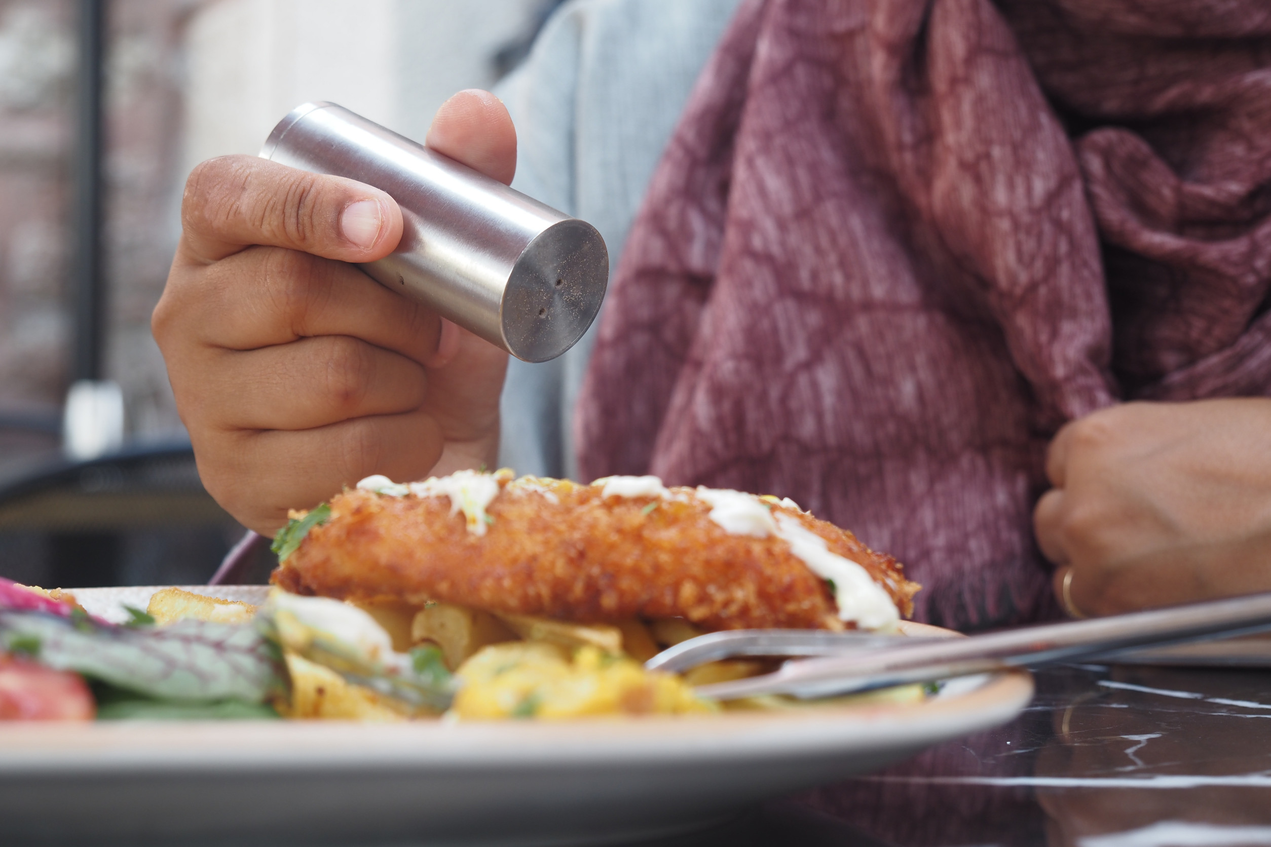 Salt falls from a salt shaker .